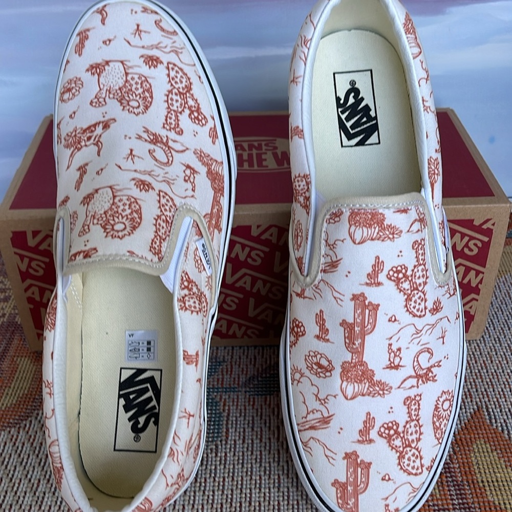 Vans Men’s Classic Slip-On 
Desert Vibes Turtledove/Tr Wht
VN0A5JLX8NL
Sneakers - Picture 13 of 16